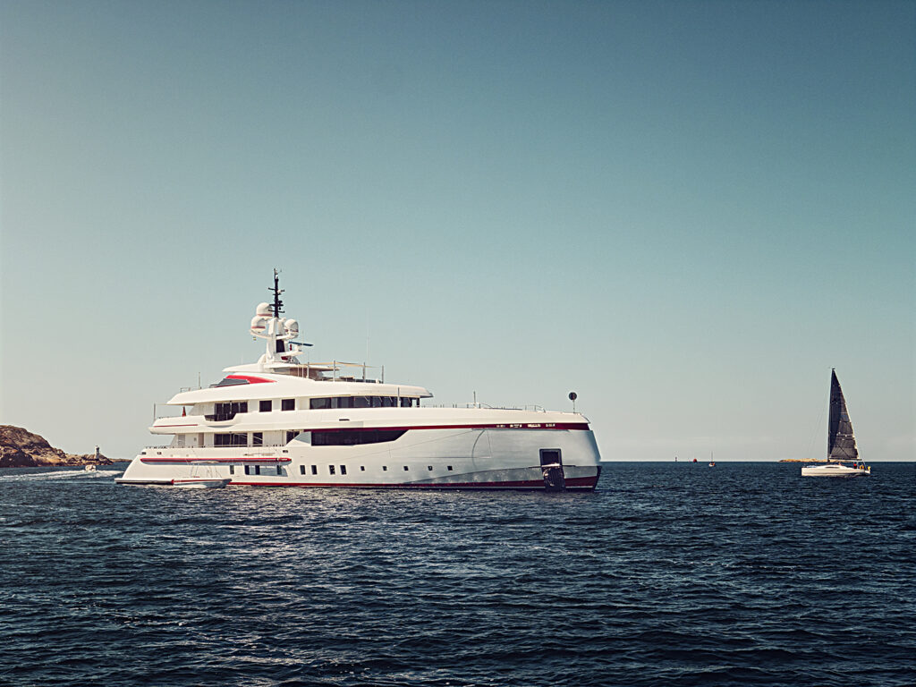 Lifestyle - Superyacht - Skysol Frame - Dometic - Acastimar